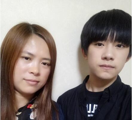 【图】“TFboys”易烊千玺的父母图片 名副其实的富二代学霸_大陆星闻_明星-超级明星